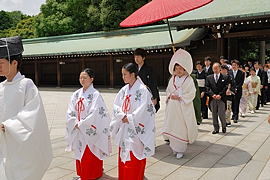 結婚式を挙げた新郎新婦